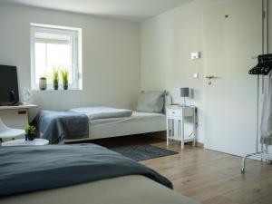 Ένα ή περισσότερα κρεβάτια σε δωμάτιο στο HomeTonight Workers Home - Haus Schwarzenbruck