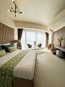 sypialnia z dużym łóżkiem i stołem w obiekcie Aeon Towers Davao Condominium w mieście Davao