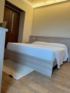 ランチャーノにあるAgriturismo La Rosa Dei Ventiの大型ベッド1台が備わる客室です。