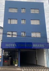 ein blaues Gebäude mit einem Hotel in Brasilien in der Unterkunft HOTEL ITAVERÁ BRASIL in Presidente Prudente