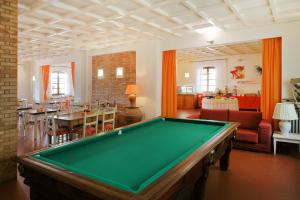 salon ze stołem bilardowym w obiekcie Hotel Le Renaie w mieście San Gimignano