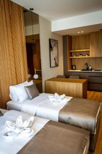 2 camas en una habitación de hotel con cocina en Regent Resort en Pržno
