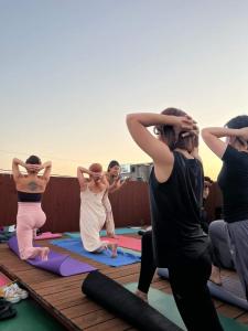eine Gruppe von Menschen in einem Yoga-Kurs in der Unterkunft Pedro's House - Foreigners only in Gwangju
