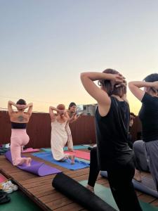 un grupo de personas en una clase de yoga en Pedro's House - Foreigners only en Gwangju