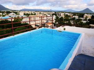 Bazén v ubytování Le Vergers vue sur mer apartment privée de vacances d'été avec piscine et ascenceur proche de la plage flic en flac nebo v jeho okolí