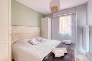 um quarto com uma cama com duas toalhas em T2 vue mer à Saint-Clair em Le Lavandou