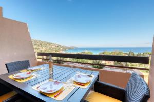 a dining table with a view of the ocean at T2 vue mer à Saint-Clair in Le Lavandou