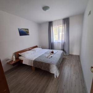 1 dormitorio con cama y ventana en Apartments Igor, en Bol