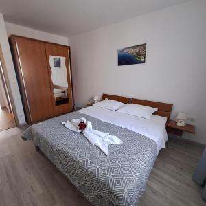 Una habitación de hotel con una cama con una bata. en Apartments Igor, en Bol