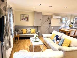 een woonkamer met een bank en een tafel bij Amber Lodge Hickstead-A in Burgess Hill
