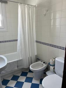 Bilik mandi di Apartamento SOL +37 gambar