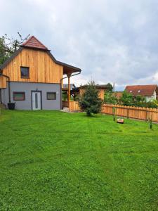 un gran patio con una casa y una valla en Gasthof Knappenwirt en Mariahof