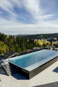 uma grande piscina no topo de um edifício em Rest&Ski Spa Resort em Bukovel