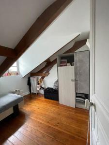 Maison 20 min de PARIS : غرفة معيشة مع أرضية خشبية وعلوية