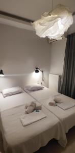 テッサロニキにあるAlatza Studiosの大きな白いベッド(タオル2枚付)