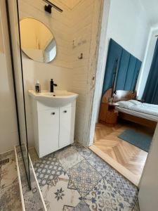 W łazience znajduje się umywalka i lustro. w obiekcie Hostel Moravia Ostrava w Ostravie
