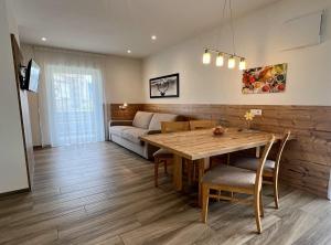 ein Wohnzimmer mit einem Tisch und einem Sofa in der Unterkunft Apartment Obermair in Bruneck