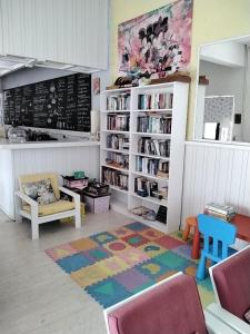 una habitación con un salón de clase con una estantería de libros en Esperides Hotel, en Myrtos