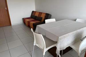einen Tisch und Stühle in einem Zimmer mit Sofa in der Unterkunft Casa condomínio fechado. in Petrolina