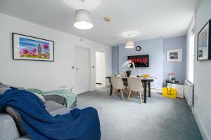 ロンドンにあるSelfridges Parkside Haven - 2 Bedroom Apartmentのリビングルーム(テーブル付)、ダイニングルーム