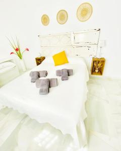 una camera bianca con un letto bianco con due cuscini di SOLEO suite a Jerez de la Frontera