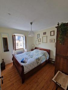 um quarto com uma cama e uma janela em Le Chai, Chateau de Charras, Family Friendly Holiday Destination em Charras