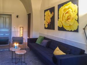 - un salon avec un canapé bleu et 2 peintures dans l'établissement Historic mansion by the River Lot in C nevi res, à Cénevières