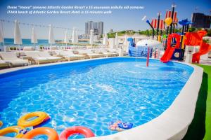 uma piscina no telhado de um hotel com parque aquático em Atlantic Garden Resort em Odessa
