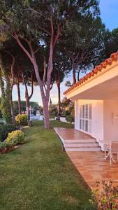 ein Haus mit einer Treppe, die zu einem Hof mit Bäumen führt in der Unterkunft Casa perfecta con vistas al Mar in San Pol de Mar