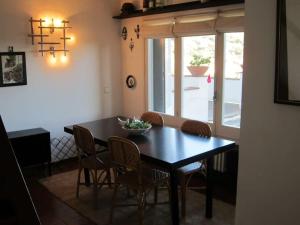 ein Esszimmer mit einem schwarzen Tisch und Stühlen in der Unterkunft Casa perfecta con vistas al Mar in San Pol de Mar + 22 Fotos