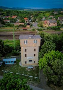 uma vista aérea de um edifício numa cidade em ToronySzoba em Szob