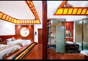 A bed or beds in a room at 阳朔梧桐嘉轩寻龙庭酒店 - 遇龙河夏棠码头店 Még 12 kép