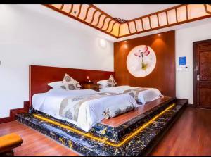 A bed or beds in a room at 阳朔梧桐嘉轩寻龙庭酒店 - 遇龙河夏棠码头店