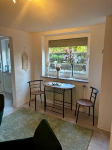 a living room with a table and chairs and a window at Lerchenhaus in Bliestorf