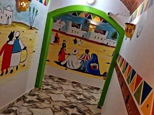 una habitación con una pintura en la pared en malindy KA ماليندى كا en Asuán
