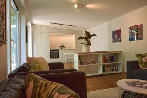 a living room with two couches and a kitchen at IDEENRAUM in Osnabrück