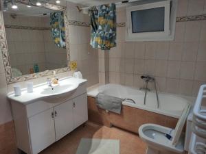 Un baño con lavabo, bañera e inodoro. en Capital Apartment Iraklitsa, en Nea Iraklitsa 11 fotos más
