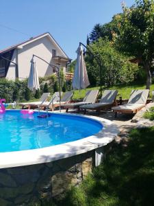 Bazén v ubytování Apartmani Radaković nebo v jeho okolí