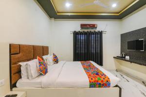 een slaapkamer met een groot bed in een kamer bij FabHotel Saalt Bandhan Resort in Muzaffarpur