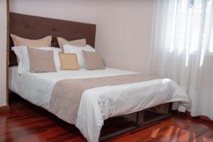 Postel nebo postele na pokoji v ubytování Hôtel Les 12 Collines, Ivato Aéroport