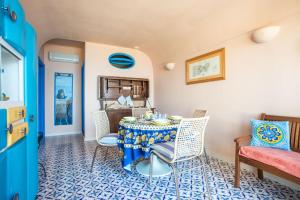 una sala da pranzo con tavolo e sedie di La Cisterna, not only landscape ad Anacapri