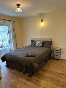 Tempat tidur dalam kamar di Immaculate 4-Bed Cottage in Knaresborough
