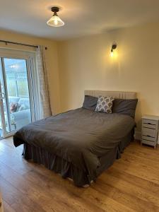 um quarto com uma cama e uma porta de vidro deslizante em Immaculate 4-Bed Cottage in Knaresborough em Knaresborough