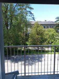 einen Balkon mit einem Zaun und einer Bank in der Unterkunft ALBA RESIDENCE in Salsomaggiore Terme