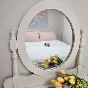 espejo en una habitación con cama y flores en Kozy Stay,신당역도보4분,동대문,ddp,명동,홍대,경복궁,서울타워,종로,강남,이태원,잠실,K-pop, en Seúl