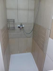 une salle de bain avec douche et toilettes dans l'établissement Townsend Studio/Rooms, à Liverpool