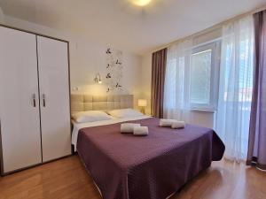 1 dormitorio con 1 cama con 2 toallas en Villa Aquarium, en Baška