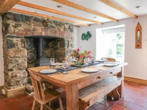 Whincroft في تافيستوك: طاولة خشبية في غرفة مع موقد حجري