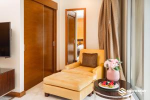 Tempat tidur dalam kamar di OSTAY -Address Dubai Mall - The Residence