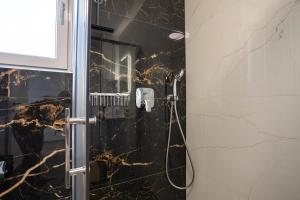 bagno con doccia in marmo nero di Seaside residence - Sunset Appartement a Kožino Altre 89 foto